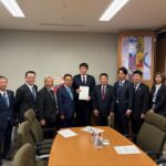 北海道新幹線建設促進関係自治体の市長、町長の皆様より、北海道新幹線札幌延伸の早期開業に向け、沿線自治体の皆さまから要望書を受け取りました。