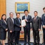 自民党鳥獣被害対策特別委員会で取りまとめした緊急提言を木原官房長に申し入れを行いました。