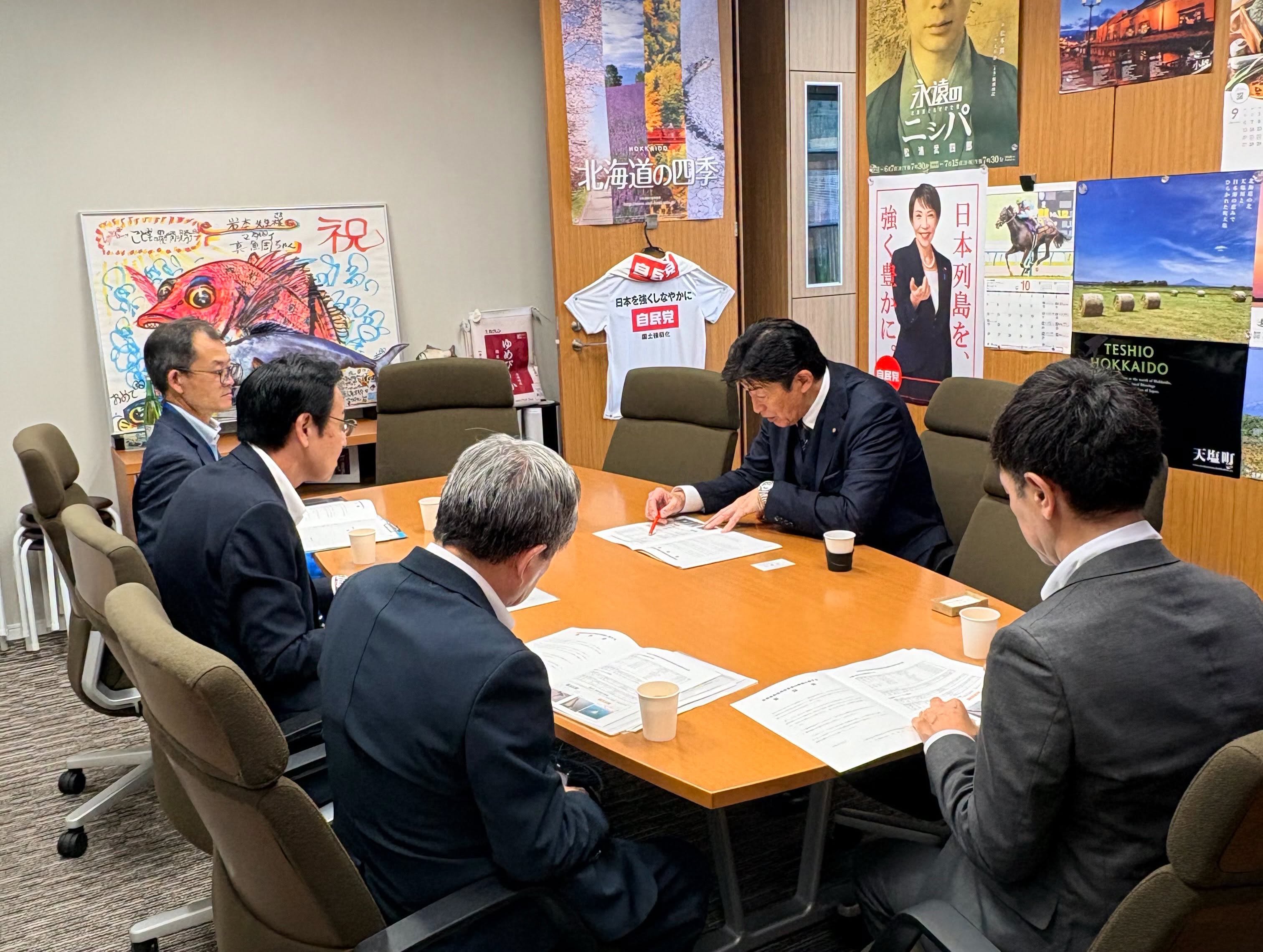 会議テーブルで要請内容について意見交換する様子