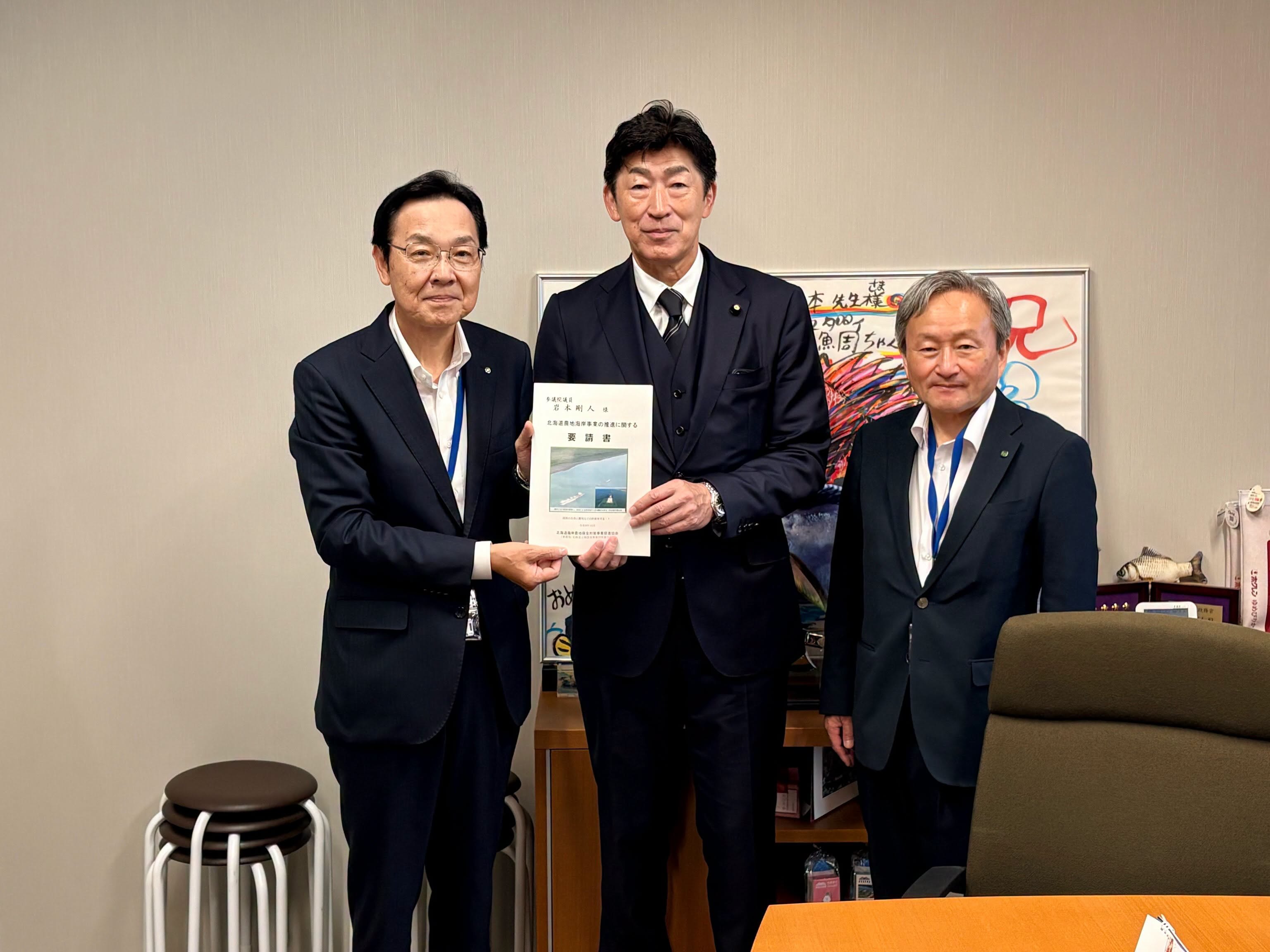 農地海岸事業の要請の際に撮影された関係者3名の記念写真