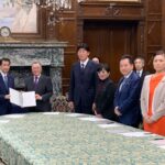 情報監視審査会の新委員宣誓に立ち会った際の集合写真