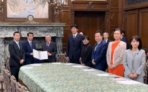 情報監視審査会の新委員宣誓に立ち会った際の集合写真