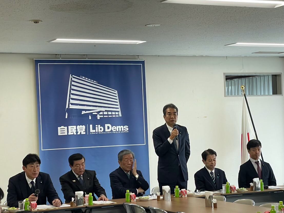 自民党酪政会の会合で、出席者が立って発言している様子