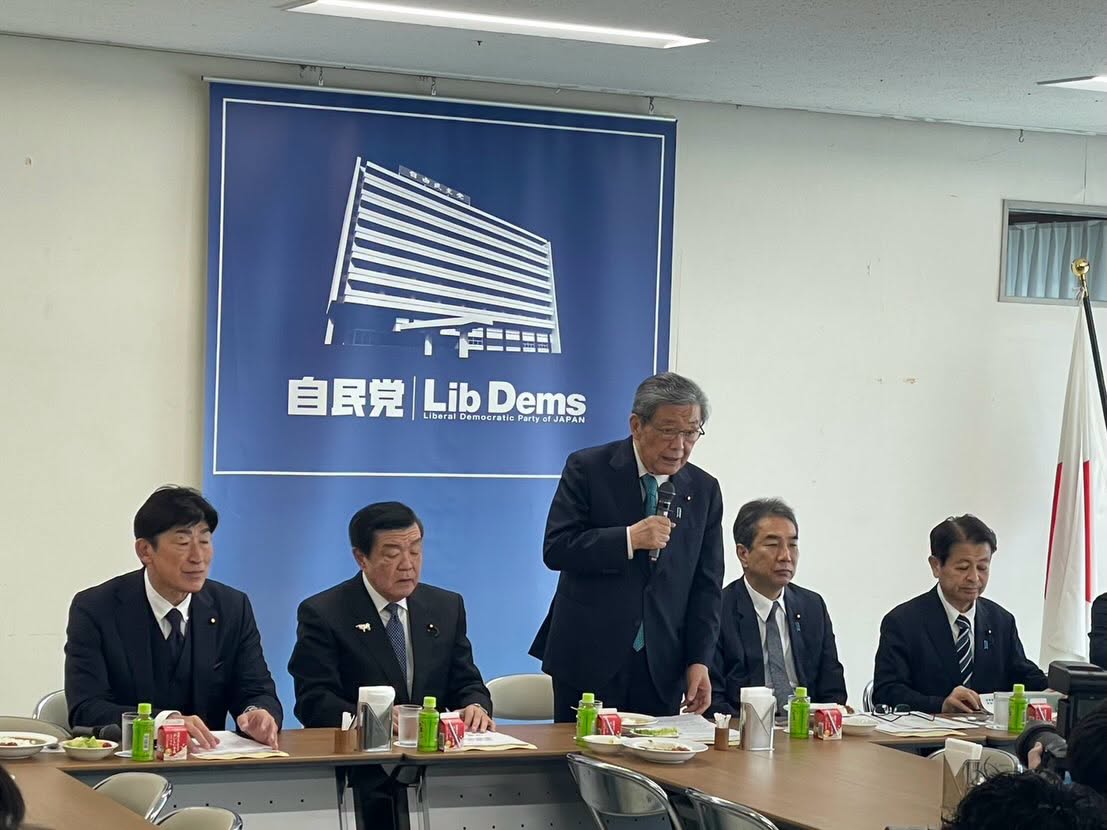 自民党酪政会の会合で、別の出席者が立って発言している様子