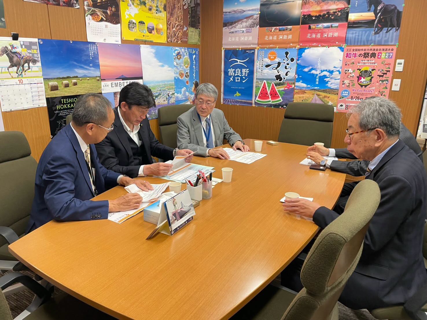 税制改正の要望内容を確認する関係者