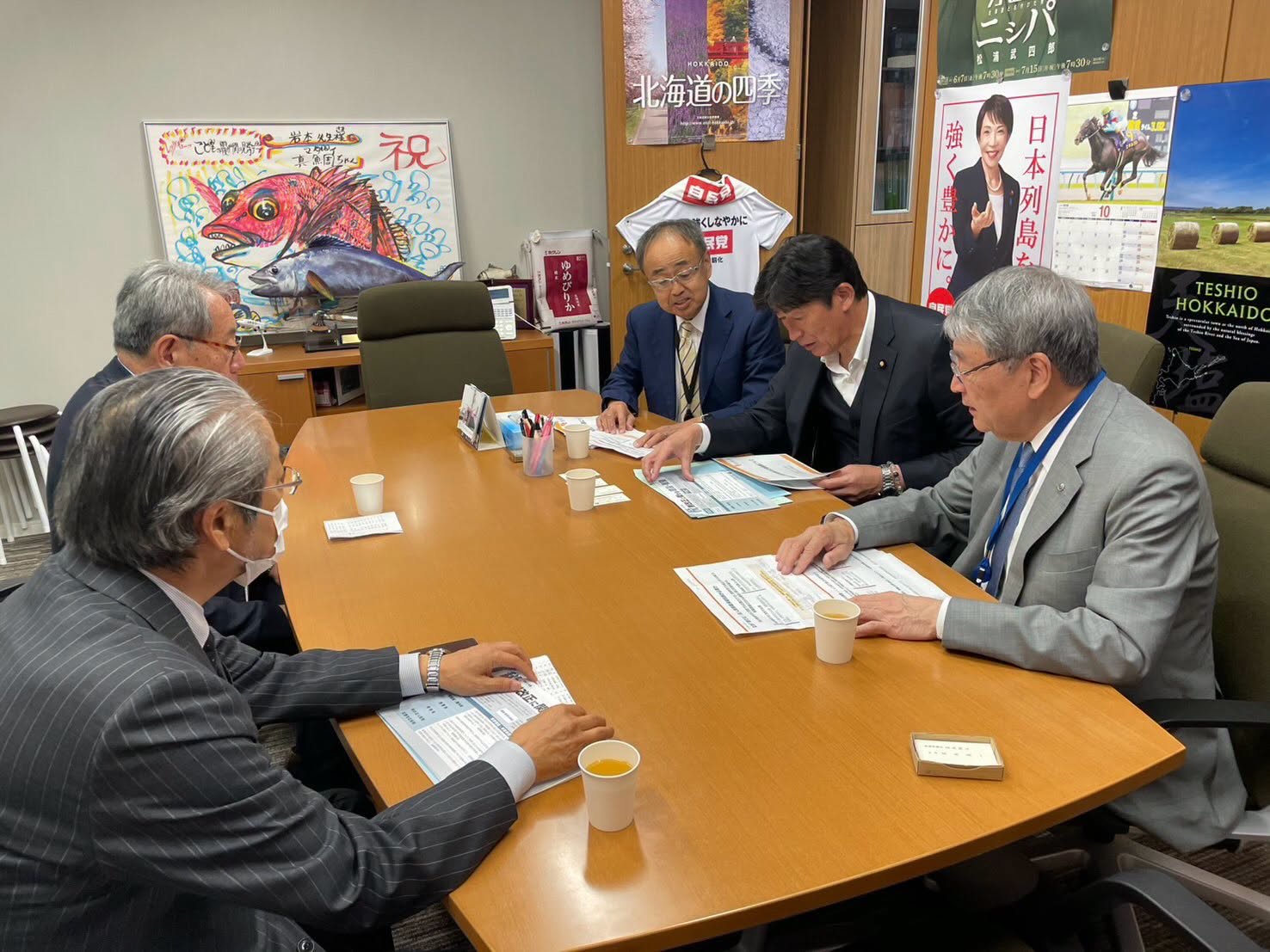 資料を見ながら意見交換する様子