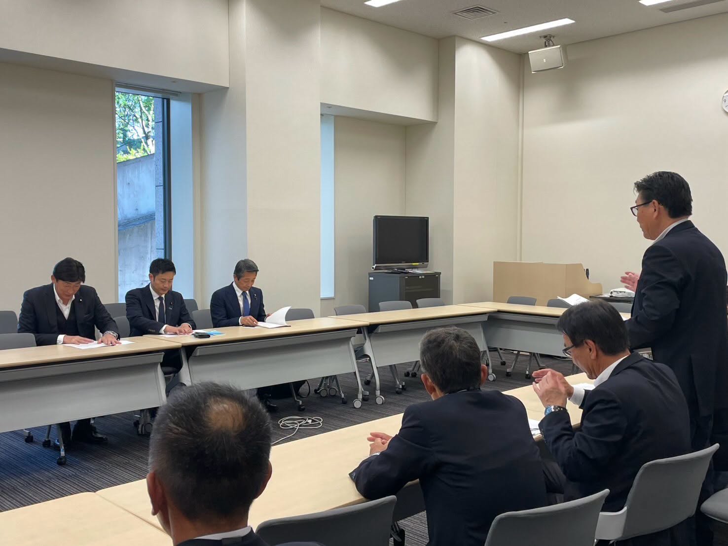 関係者が向かい合って意見を交わす会議の様子