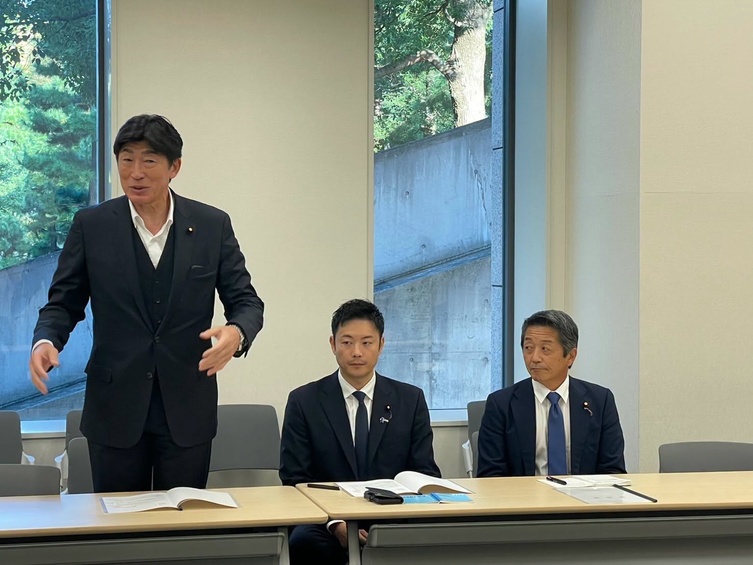 意見交換の席で発言している様子